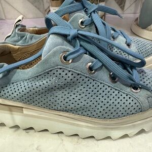 Light Blue Softwaves Sz 9/40